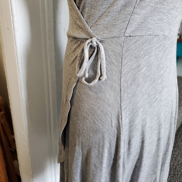 ROLLER COASTER~ GRAY SHORT SLEEVE V-NECK WRAP DRESS! - Picture 9 of 16